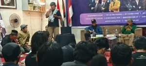 Suasana diskusi Padepokan Aufklärung VI berlangsung dinamis saat Juliadi Solong, Direktur Al Hikmah Institute, menyampaikan sambutan di hadapan narasumber dan peserta dialog publik bertema “Arogansi Amerika dan Krisis Kemanusiaan: Di Mana Posisi Indonesia?” di Makassar, Sabtu (10/1/2026).